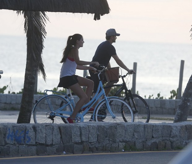Camila Queiroz e Klebber Toledo dão o troco em fotógrafo na praia - Observatório da Televisão (Blogue)