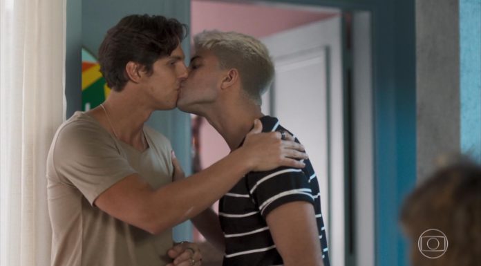 Pablo (Rafael Infante) e William (Diego Montez) se beijaram em Bom Sucesso (Reprodução / Globo)